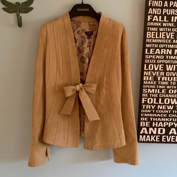 NWOT Danier beige Suede tie from blazer